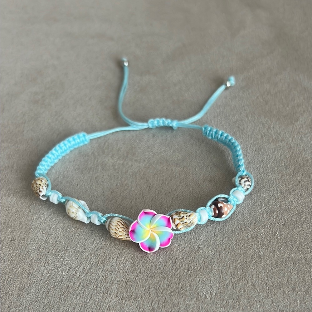 NWOT Adjustable Hawaiian Plumeria/Shell Bracelet